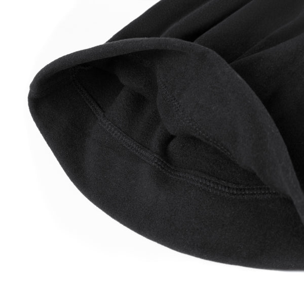 Detalle del gorro deportivo reciclado elastico carson en color negro