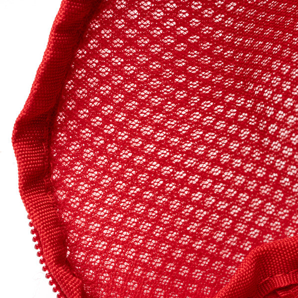 Detalle del zapatillero de rpet con rejilla diegox en color rojo