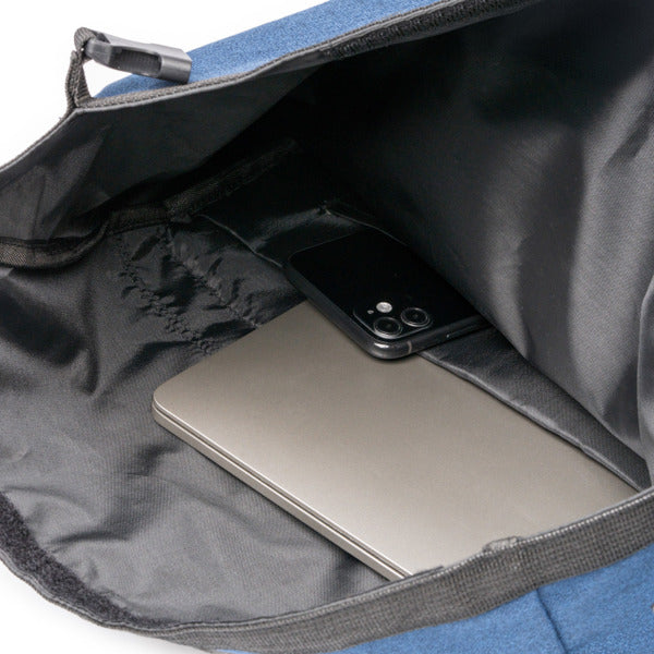 Detalle de la mochila impermeable extensible sulivan en color marino