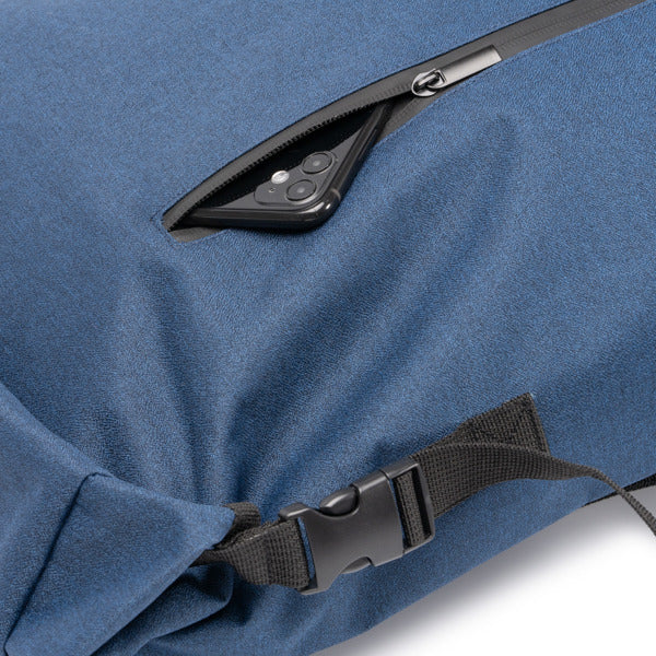 Detalle de la mochila impermeable extensible sulivan en color marino