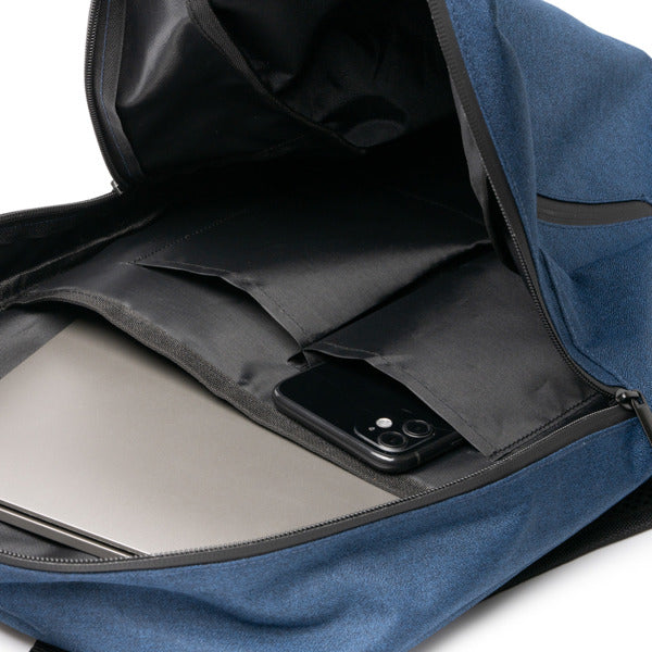 Detalle de la mochila impermeable de rpet con pvc sakman en color marino