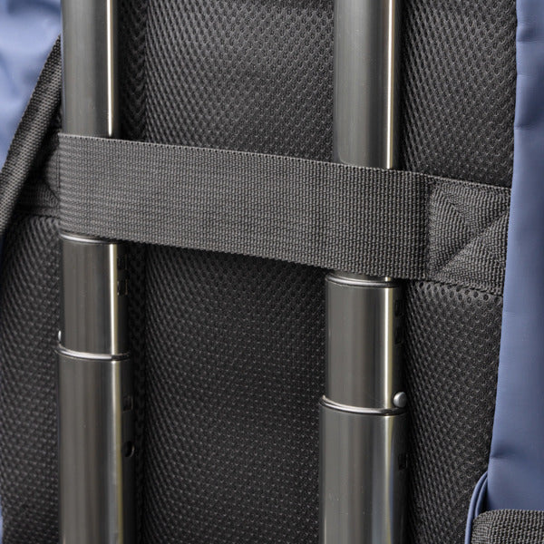 Detalle de la mochila impermeable de rpet con pvc sakman en color marino