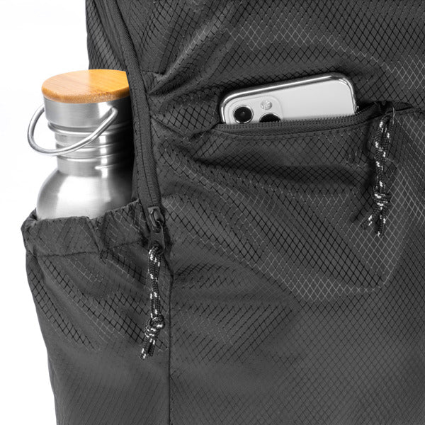Detalle de la mochila de ripstop repelente al agua traxler en color negro