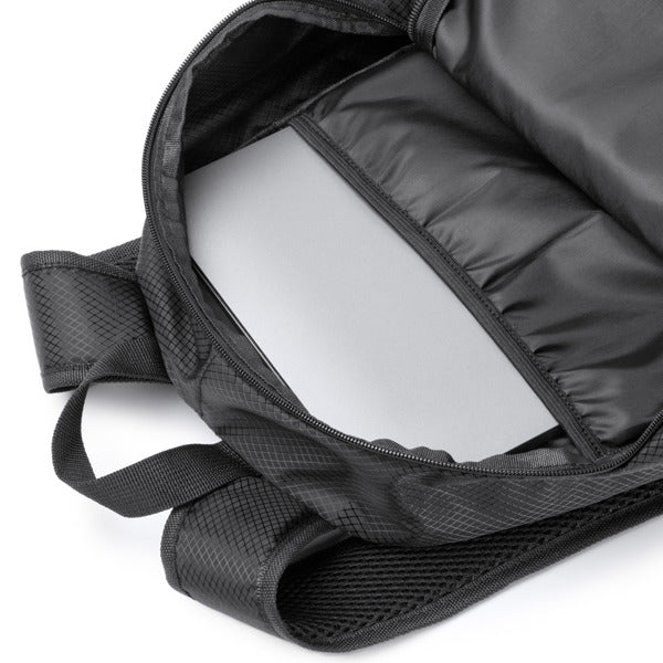 Detalle de la mochila de ripstop repelente al agua traxler en color negro