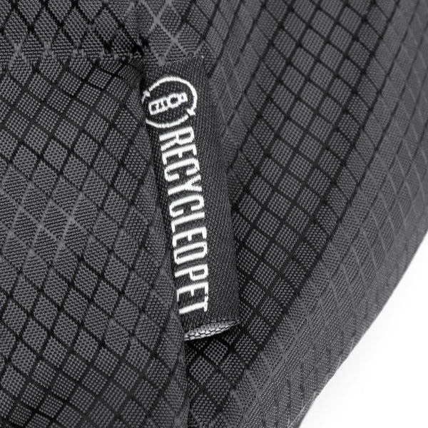 Detalle de la mochila de ripstop repelente al agua traxler en color negro