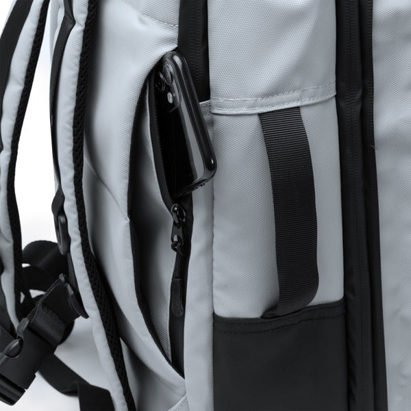Detalle de la mochila de viaje de pu leather beria en color gris