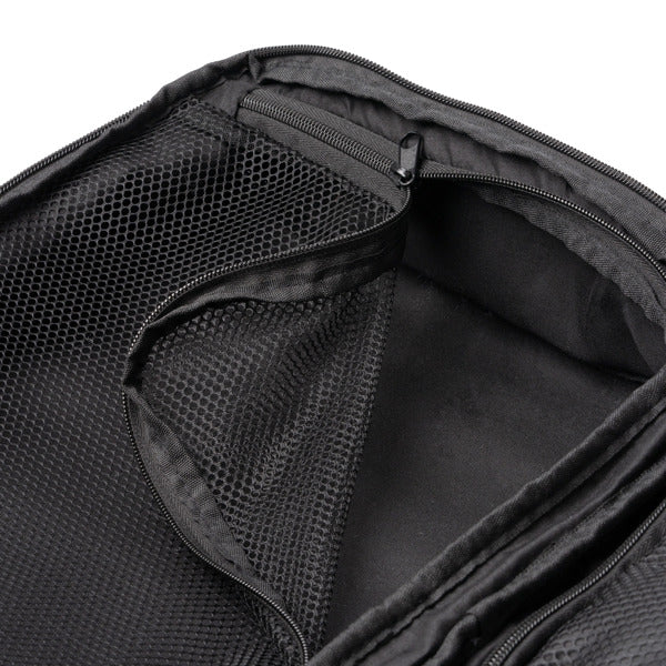 Detalle de la mochila de viaje de pu leather beria en color gris