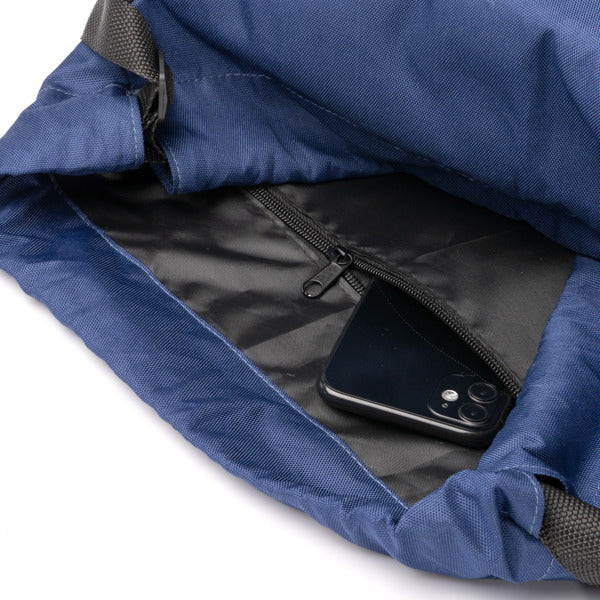 Detalle de la mochila de cuerdas con compartimento para calzado deboer en color marino