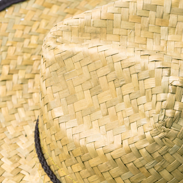 Detalle del sombrero de paja con cordon ajustable mundak en color negro
