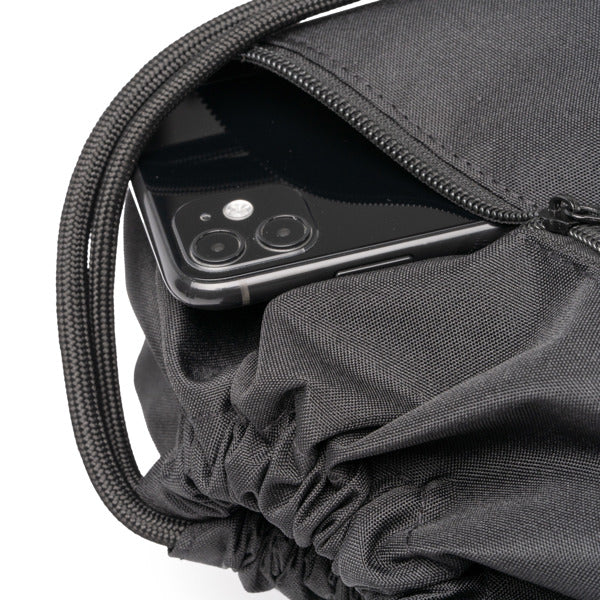 Detalle de la mochila de cuerdas con cinta reflectante lucio en color negro