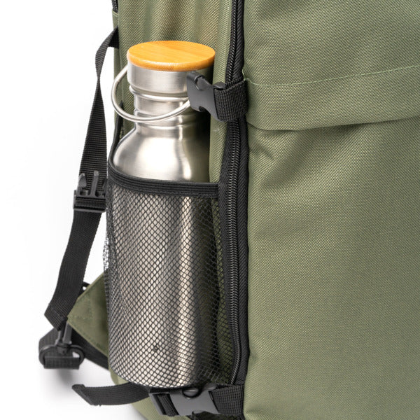 Detalle de la mochila de viaje de gran capacidad brunox en color verde oscuro