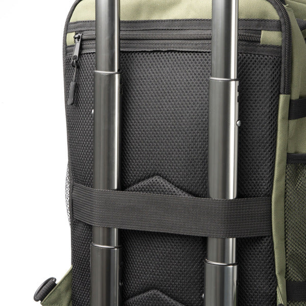 Detalle de la mochila de viaje de gran capacidad brunox en color verde oscuro