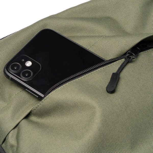 Detalle de la mochila de viaje de gran capacidad brunox en color verde oscuro