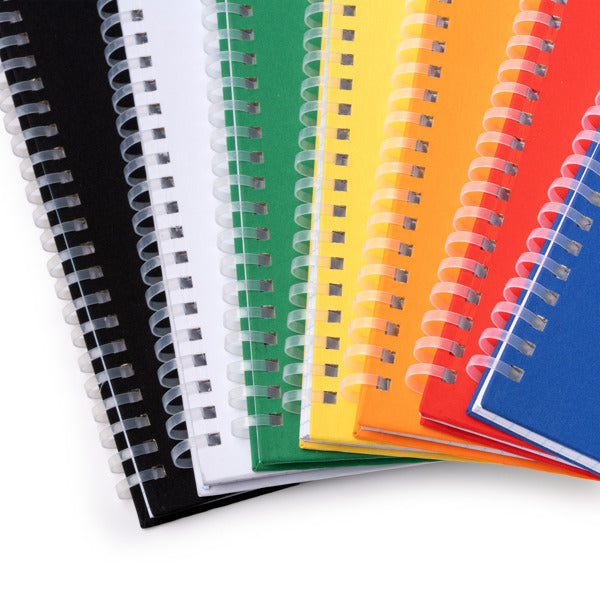 Detalle de las anillas flexibles de la libreta RPET naranja