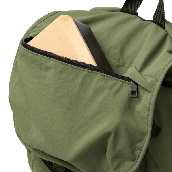 Detalle de la mochila de nylon con tapa y hebilla kabuki en color verde oscuro
