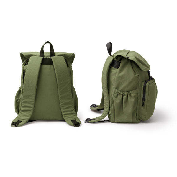 Detalle de la mochila de nylon con tapa y hebilla kabuki en color verde oscuro