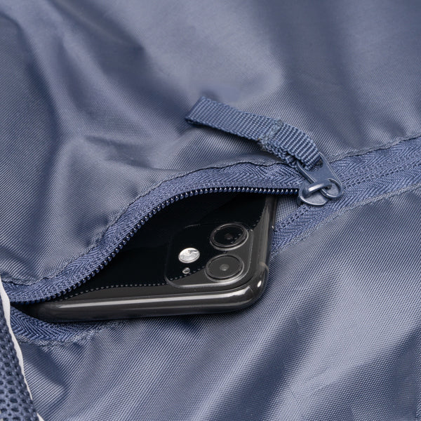 Detalle de la mochila de cuerdas con rejilla maskot en color marino