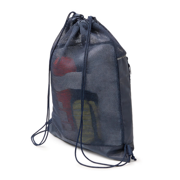 Detalle de la mochila de cuerdas con rejilla maskot en color marino