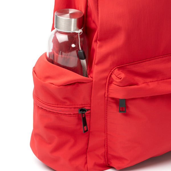 Detalle de la mochila de nylon reciclado para portatil hurley en color rojo