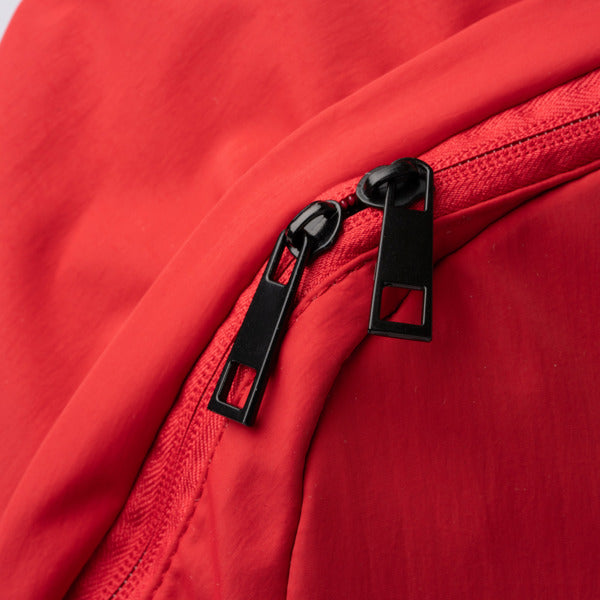 Detalle de la mochila de nylon reciclado para portatil hurley en color rojo