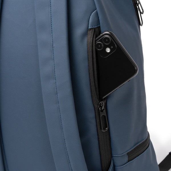 Detalle de la mochila de pu leather con bolsillo antirrobo derick en color marino