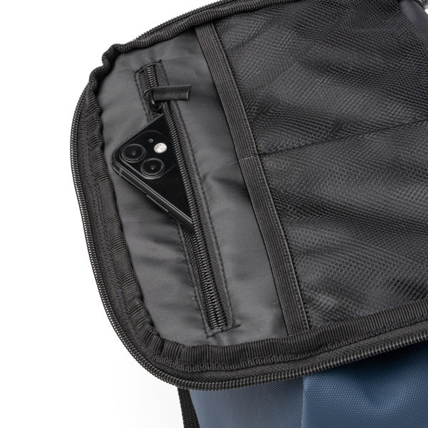 Detalle de la mochila de pu leather con bolsillo antirrobo derick en color marino