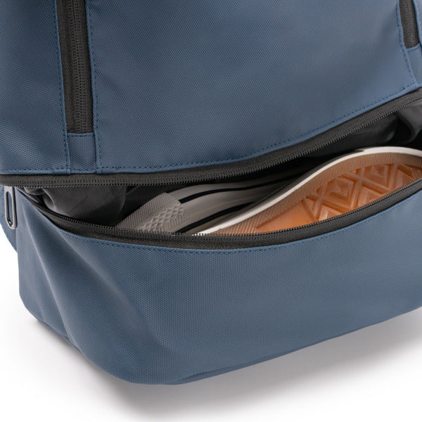 Detalle de la mochila de pu leather con bolsillo antirrobo derick en color marino