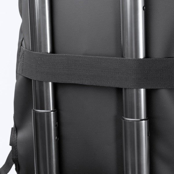Detalle de la mochila extensible con compresion al vacio soplex en color negro