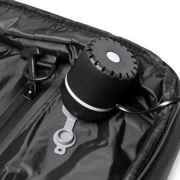 Detalle de la mochila extensible con compresion al vacio soplex en color negro