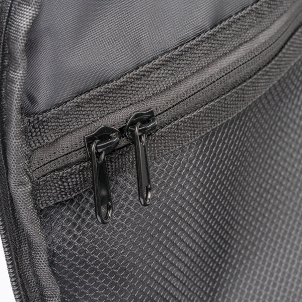 Detalle de la mochila extensible con compresion al vacio soplex en color negro