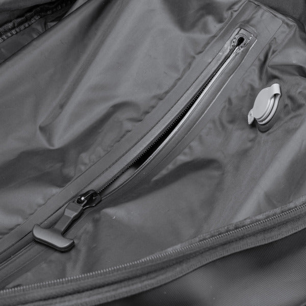 Detalle de la mochila extensible con compresion al vacio soplex en color negro