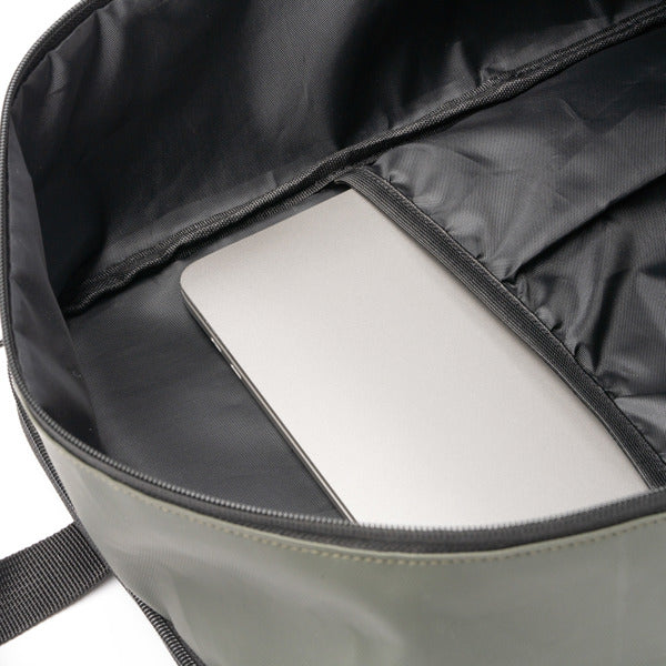 Detalle de la mochila de pu leather de dos compartimentos leonel en color verde oscuro