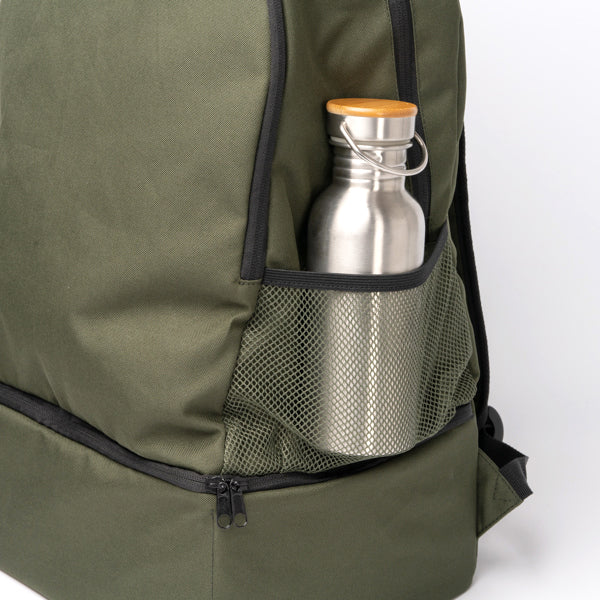 Detalle de la mochila deportiva con zapatillero rigido cambel en color verde oscuro
