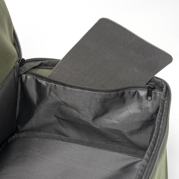 Detalle de la mochila deportiva con zapatillero rigido cambel en color verde oscuro