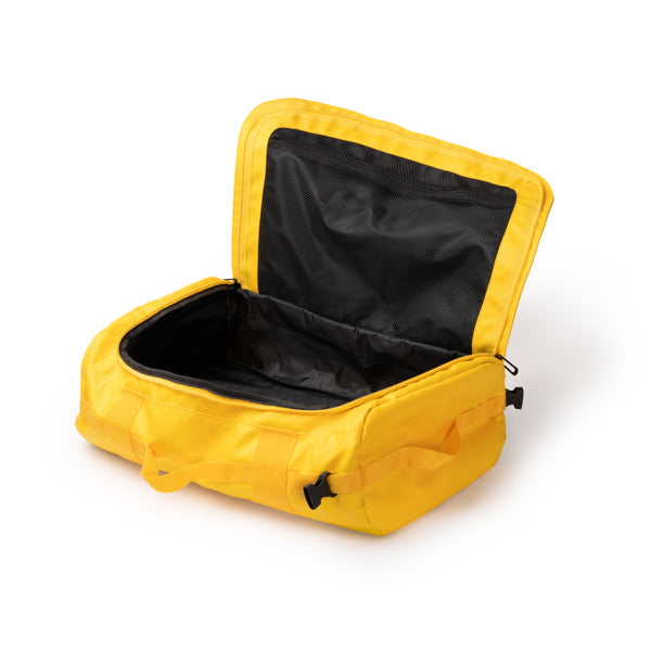 Detalle del bolso mochila convertible en bolsa de viaje lacroix en color amarillo