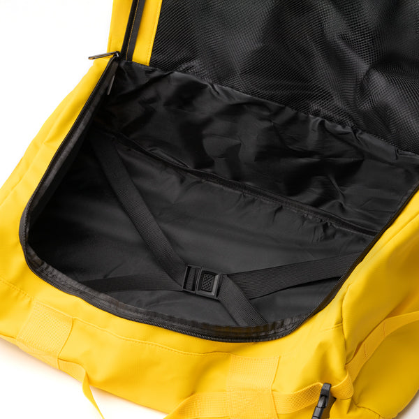 Detalle del bolso mochila convertible en bolsa de viaje lacroix en color amarillo