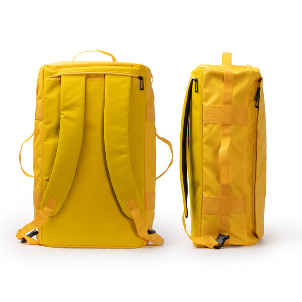 Detalle del bolso mochila convertible en bolsa de viaje lacroix en color amarillo