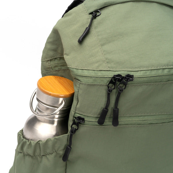 Detalle de la mochila de nylon ripstop para tablet troyer en color verde oscuro