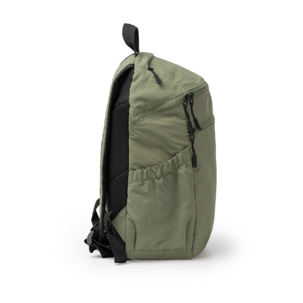 Detalle de la mochila de nylon ripstop para tablet troyer en color verde oscuro