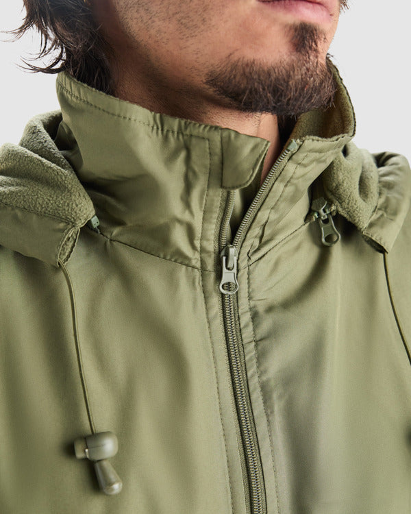 Detalle de la chaqueta softshell ligera con capucha makalu en color verde militar