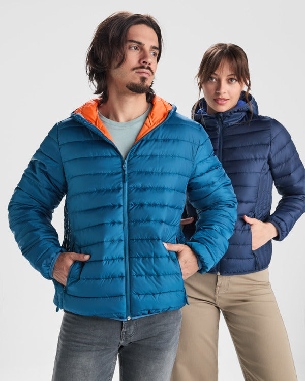 Detalle de la chaqueta acolchada efecto pluma norway en color azul luz de luna