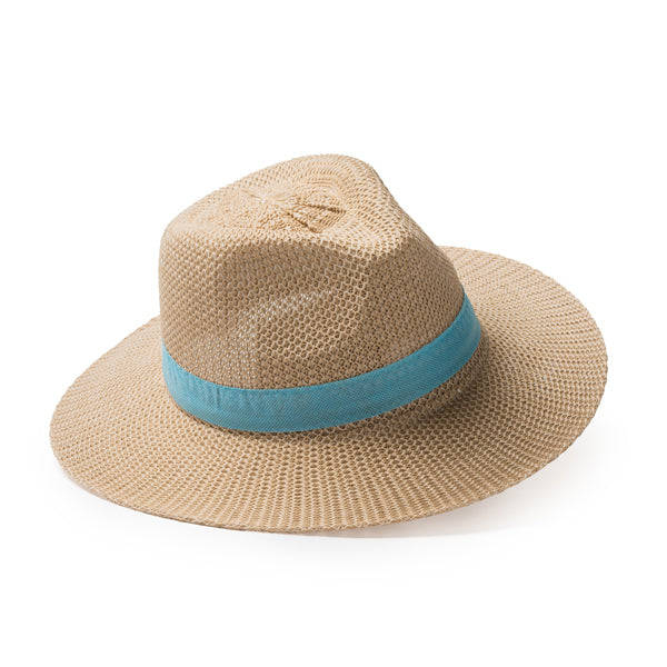 Detalle del sombrero de ala plana jones en color arena