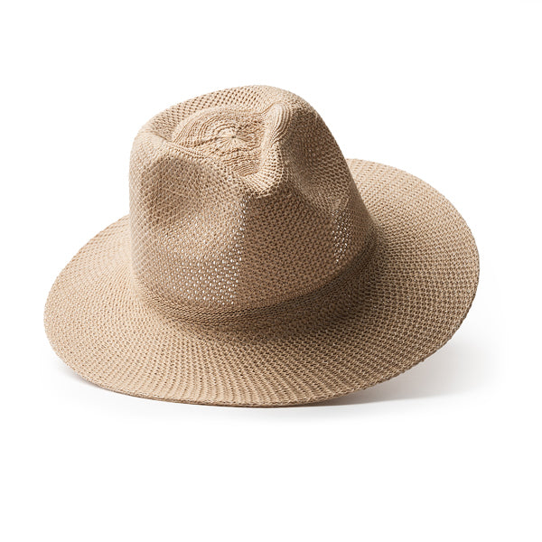 Detalle del sombrero de ala plana jones en color arena