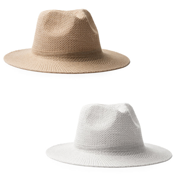 Detalle del sombrero de ala plana jones en color arena