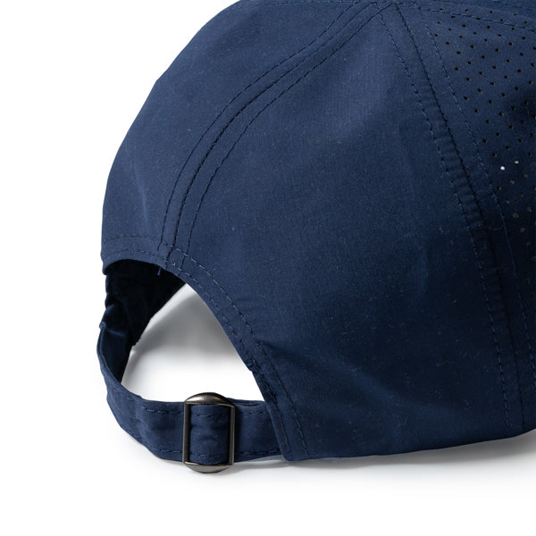 Detalle de la gorra deportiva ventilada reciclada karin en color marino