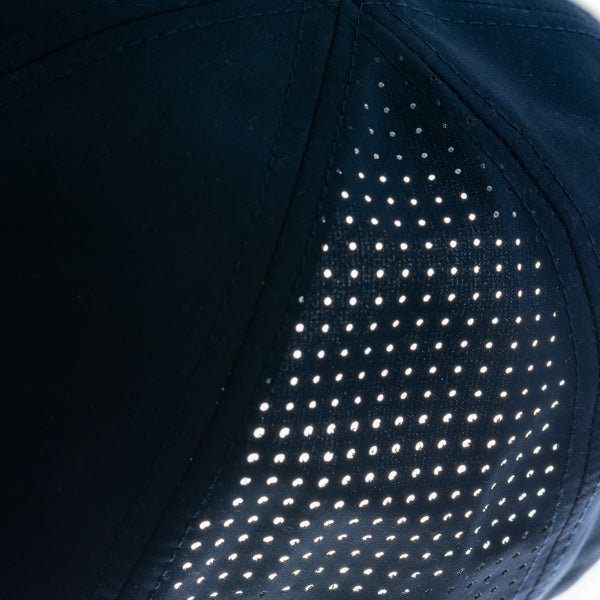 Detalle de la gorra deportiva ventilada reciclada karin en color marino
