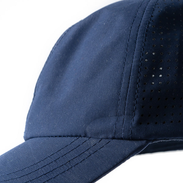Detalle de la gorra deportiva ventilada reciclada karin en color marino