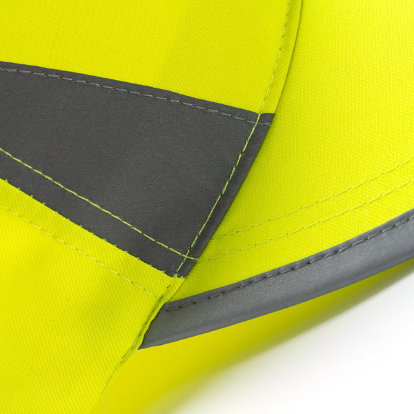 Detalle de la gorra con detalles reflectantes balder en color amarillo fluor