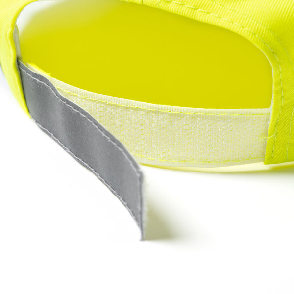 Detalle de la gorra con detalles reflectantes balder en color amarillo fluor