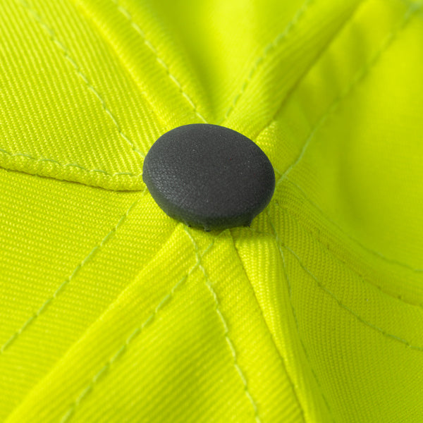 Detalle de la gorra con detalles reflectantes balder en color amarillo fluor